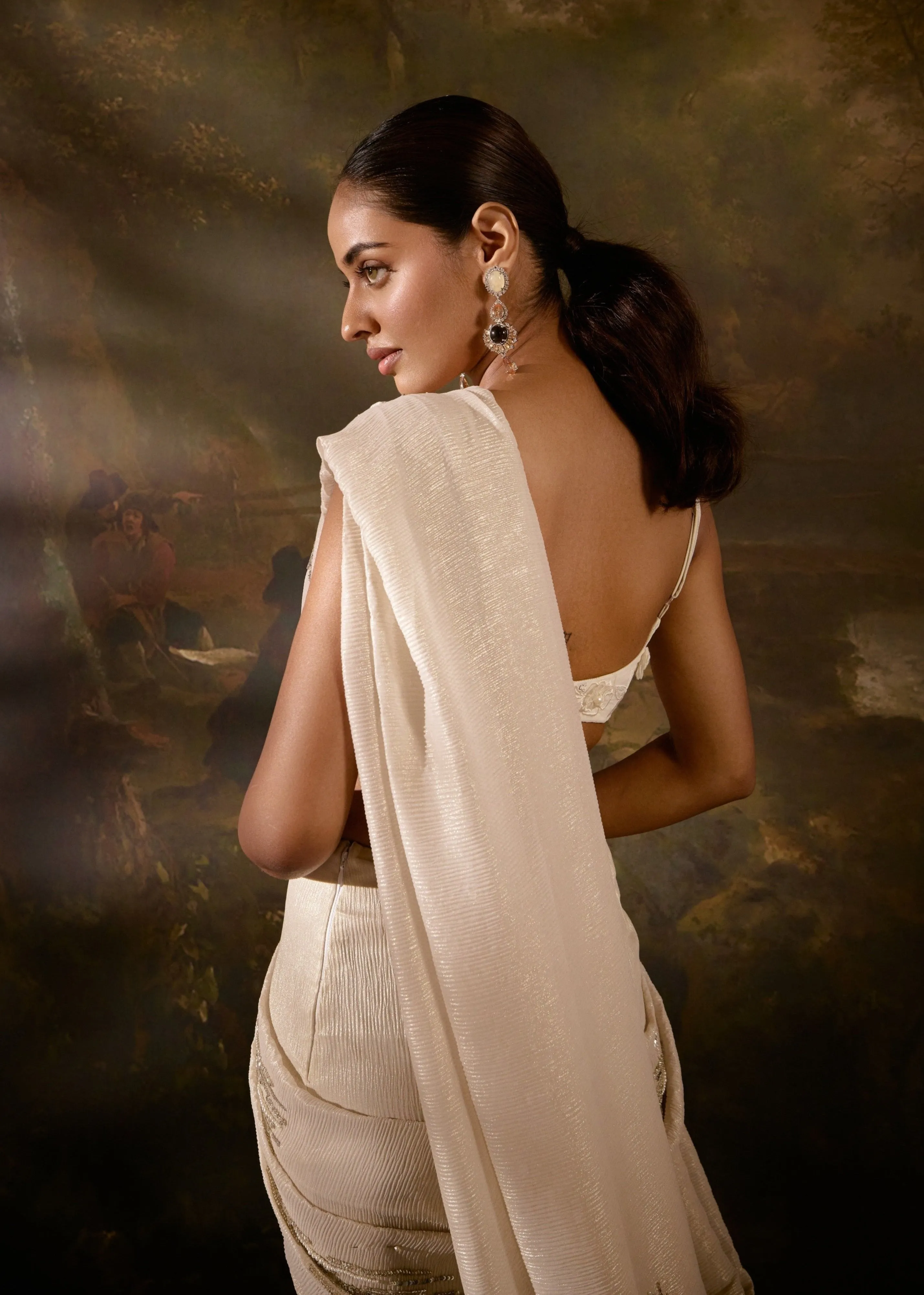 Aartika Off-White Embroidered Saree