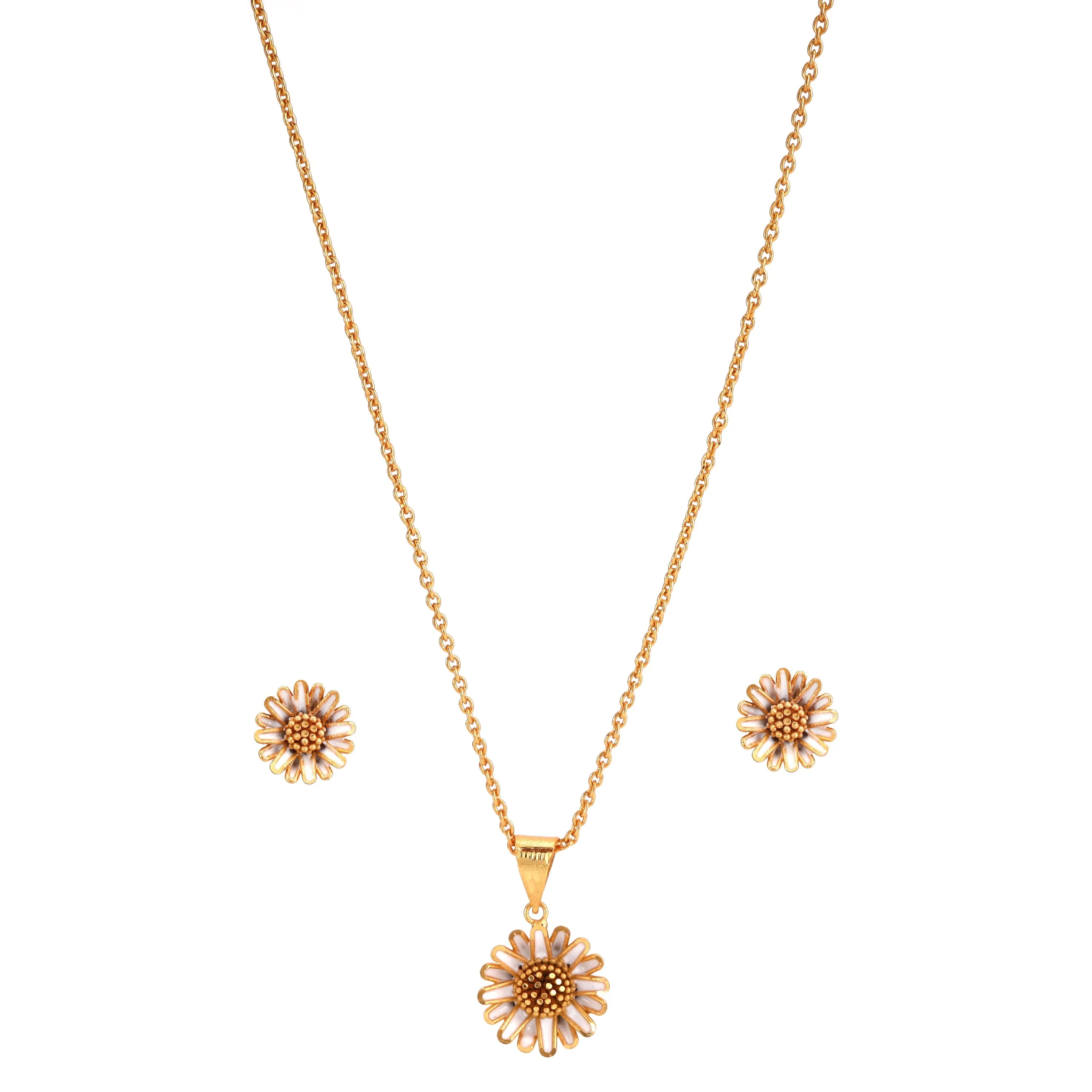 Daisy Flower Pendant Set With Chain (18Inch)